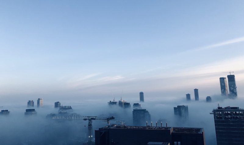 Gratte-ciel sous la brume