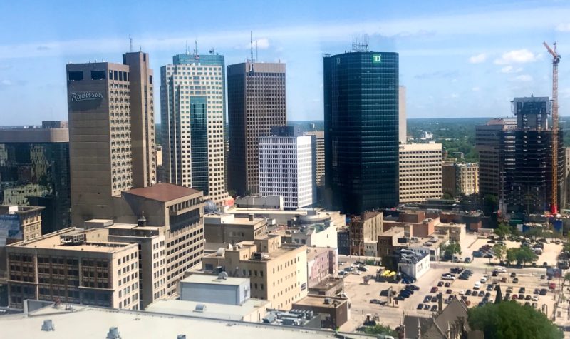 Un vue du centre ville de Winnipeg pendant le jour.