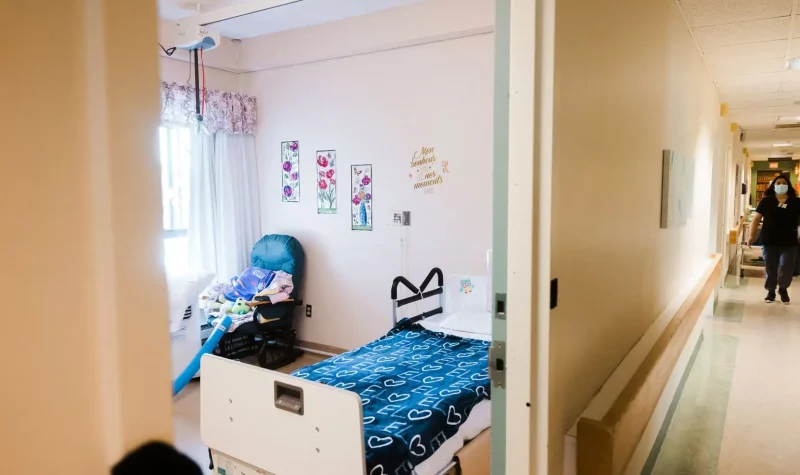 À gauche, une chambre d'un CHSLD avec un lit simple et un mur avec des décorations florales. À droite, une employée masquée marche dans le couloir.