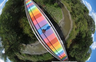 Un vue d'en haut d'un pont coloré en arc-en-ciel.