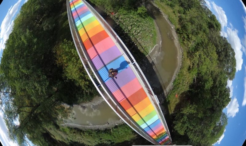 Un vue d'en haut d'un pont coloré en arc-en-ciel.
