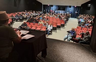 Une foule rassemblée pour une séance d'information.