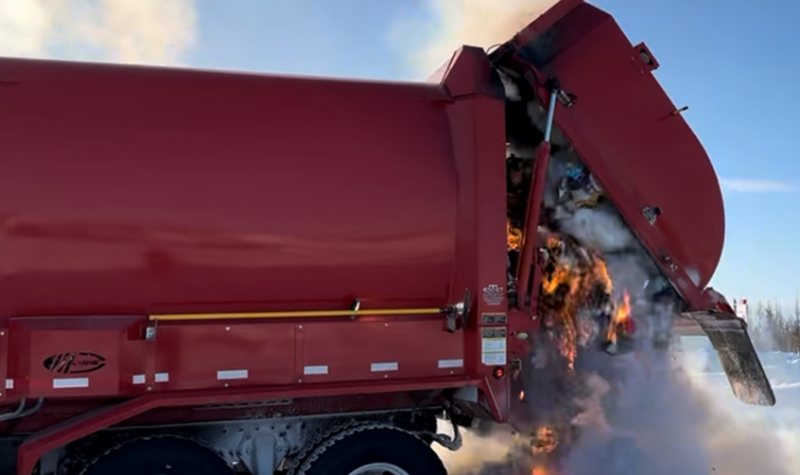 Camion de déchet en feu