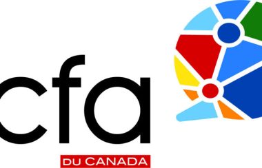 Logo de la FCFA du Canada. On aperçoit les couleurs rouge, bleu, vert, jaune, orange rose et violet dans une bulle.
