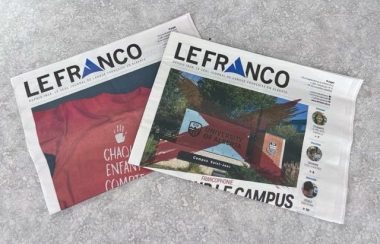 Deux journaux un par dessus l'autre avec comme titre « Le Franco »