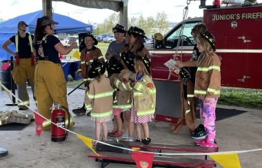 Les enfants apprennent le métier de pompier lors de la foire agricole de Smoky River(Photo: Société agricole de Smoky River)