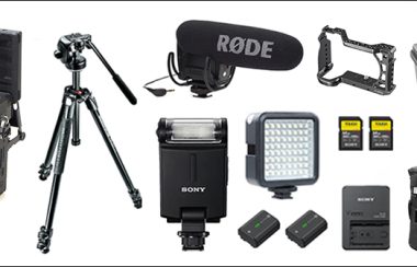 Équipements du Studio mobile comprenant un appareil-photo sur trépied, une caméra-vidéo, un flash électronique et autres accessoires