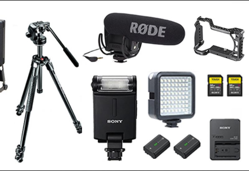 Équipements du Studio mobile comprenant un appareil-photo sur trépied, une caméra-vidéo, un flash électronique et autres accessoires