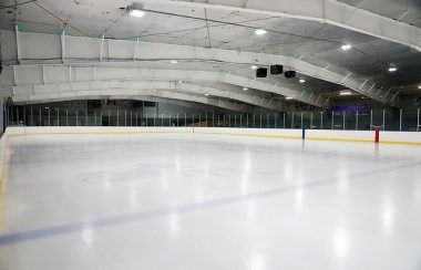 Intérieur d'une aréna avec vue sur la patinoire