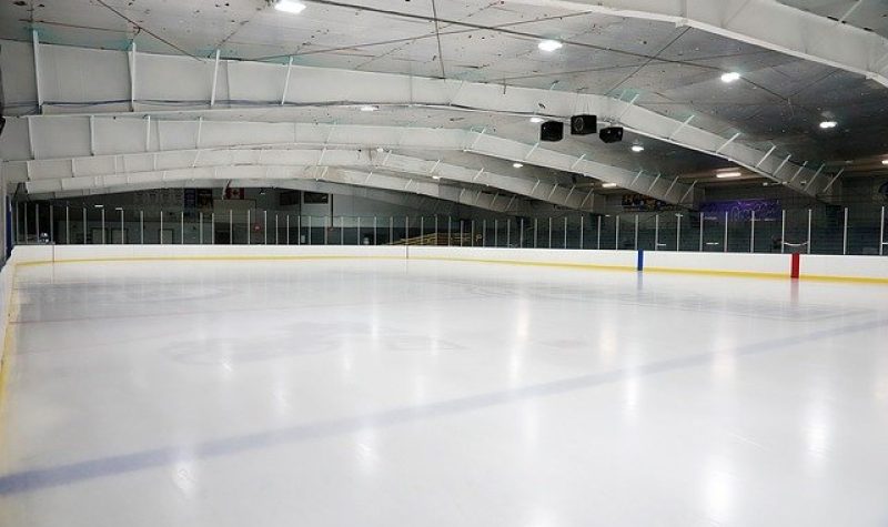 Intérieur d'une aréna avec vue sur la patinoire