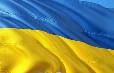 Drapeau de l'Ukraine. Une bande horizontale bleue et une bande horizontale jaune composent le drapeau ukrainien