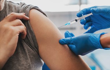 Une personne reçoit une dose du vaccin contre la COVID-19