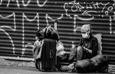 homme itinérant assis dans la rue