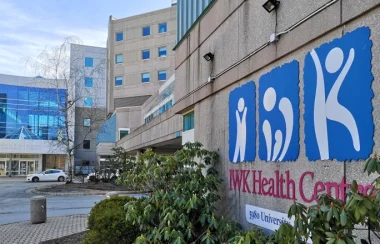 le logo de l'hôpital sur sa façade et les bâtiments derrière
