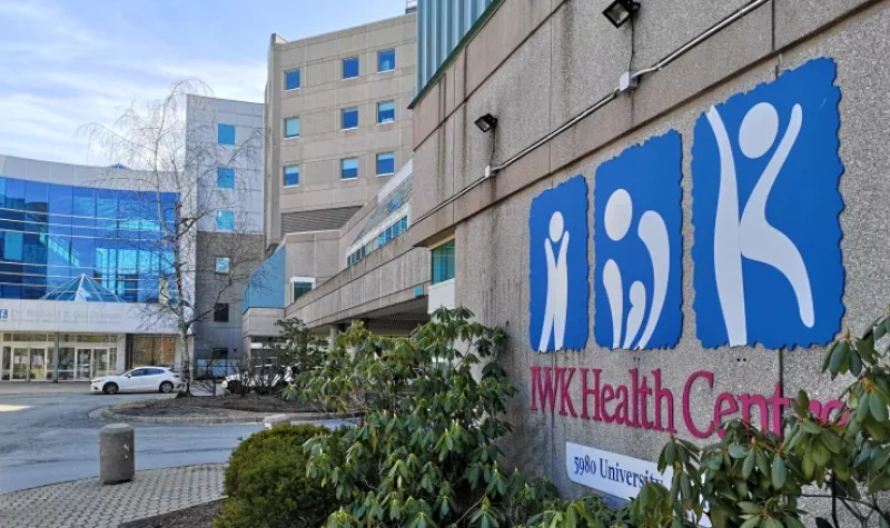 le logo de l'hôpital sur sa façade et les bâtiments derrière
