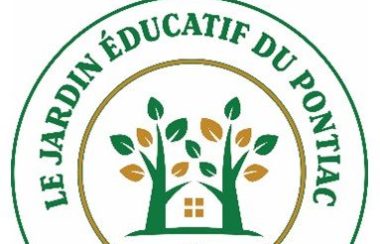 The logo of the Jardin Educatif du Pontiac, featuring two green trees forming a roof over a house.