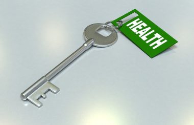 Une longue clé argentée avec une étiquette verte où il est écrit «health».