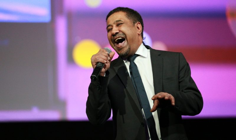 Cheb Khaled est aussi surnommé le roi de la musique Rai.
Credit Photo Gustw Prod.