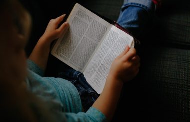 Un enfant lisant un livre