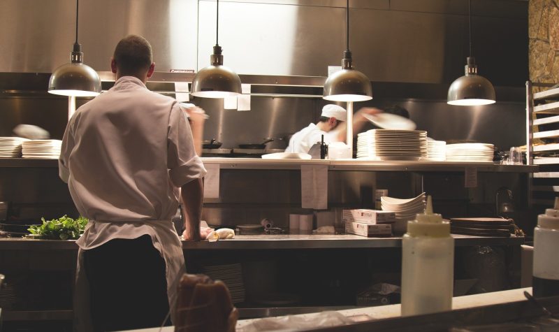 Des employés dans une cuisine de restaurants.