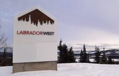 Monument de lentrée à Labrador Ouest sur paysage