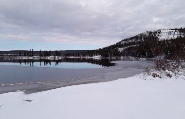 Lac un peu gelé par l'hiver