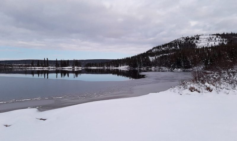 Lac un peu gelé par l'hiver