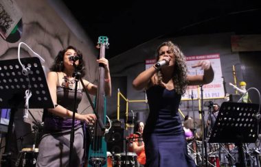 Dos mujeres cantando en estudio de grabación