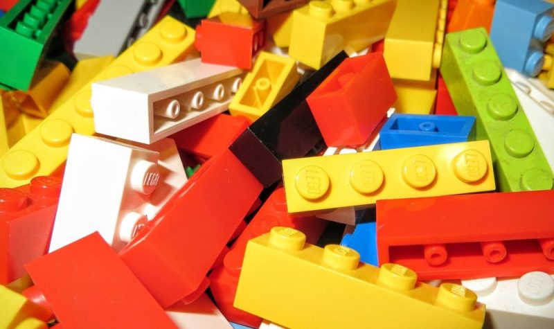 Une multitude de petits blocs lego de différentes couleurs .