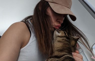 Un chat qui donne un bisou à sa propriétaire, Khristine Lahaie.