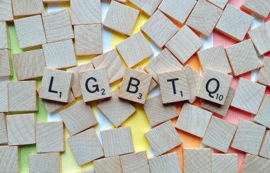 Lettre du jeu Scrabble où il est écrit LGBTQ+