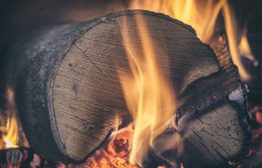 Une grosse buche de bois entourée de flammes