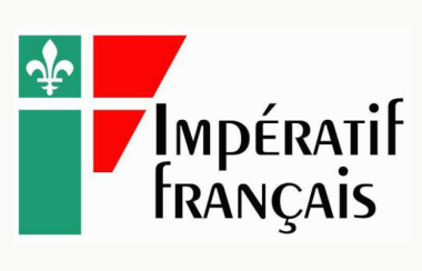 Logo d'Impératif français. Sur un fond blanc il y a une bande verticale verte assortie d'une feuille de lys blanche et un triangle rouge format un P à la moitié de laquelle , il est écrit en français.