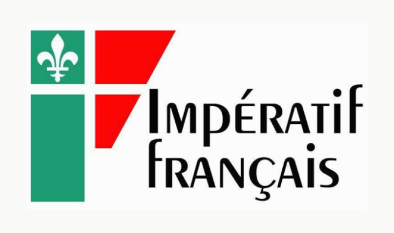 Logo d'Impératif français. Sur un fond blanc il y a une bande verticale verte assortie d'une feuille de lys blanche et un triangle rouge format un P à la moitié de laquelle , il est écrit en français.