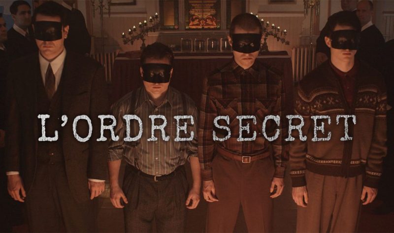 quatre membres de la secte avec un masque noir sur les yeux avec le nom du film au milieu