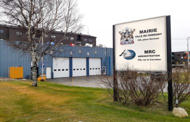 Ancienne caserne de pompiers bleue devenue la mairie de Fermont.