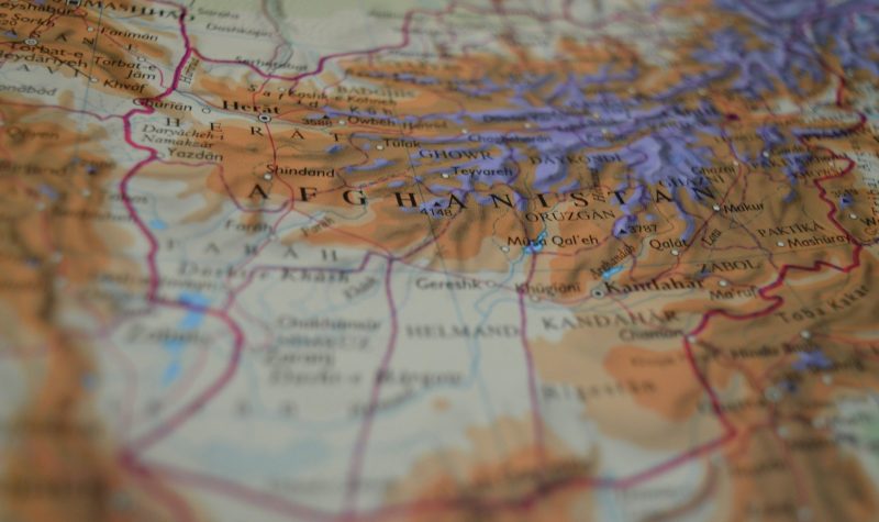 Une carte géographique montre le pays de l'Afghanistan et ses frontières.