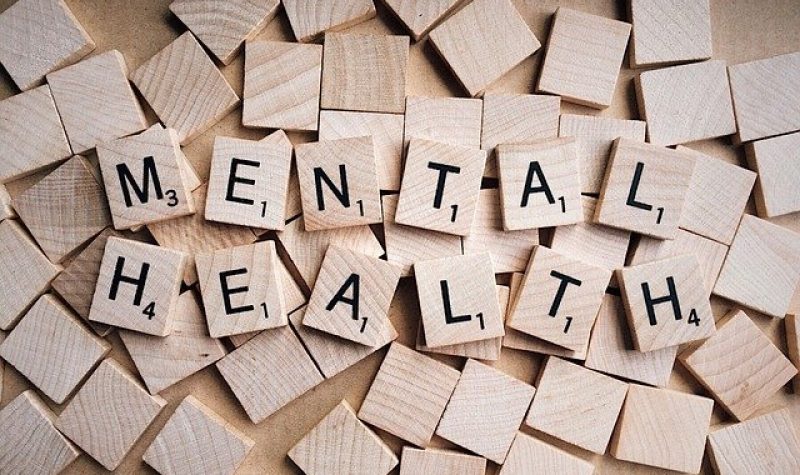 Jeux de scrabble où les lettres « Mental Health » sont réunis. Les lettres sont de couleurs noires et sont sur des carrés de bois.