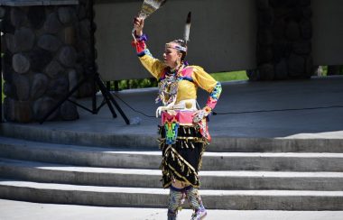 Randi Lynn Nanemahoo-Candline, en costume traditionnel autochtone, est en train d'effectuer une danse traditionnelle autochtone de guérison.