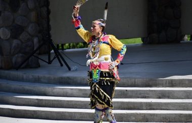 Randi Lynn Nanemahoo-Candline, en costume traditionnel autochtone, est en train d'effectuer une danse traditionnelle autochtone de guérison.