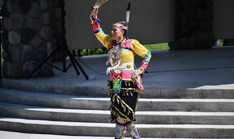 Randi Lynn Nanemahoo-Candline, en costume traditionnel autochtone, est en train d'effectuer une danse traditionnelle autochtone de guérison.