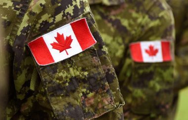 Drapeaux canadiens sur uniforme militaire