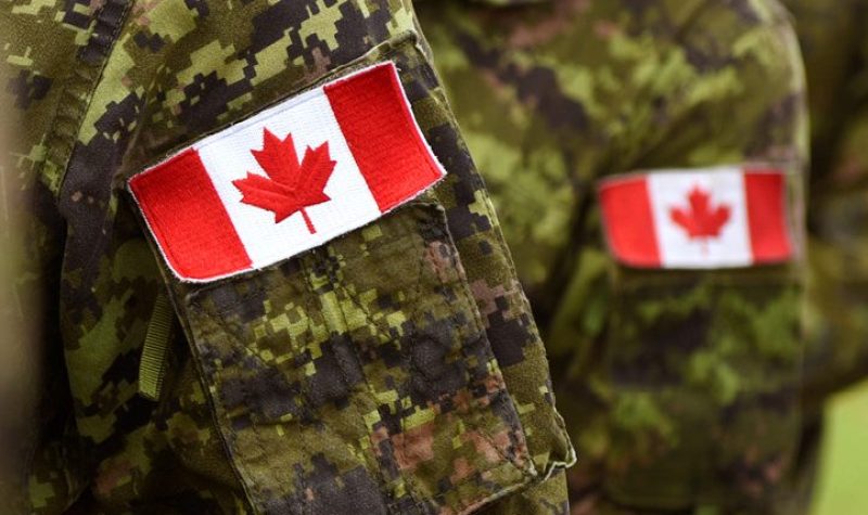 Drapeaux canadiens sur uniforme militaire
