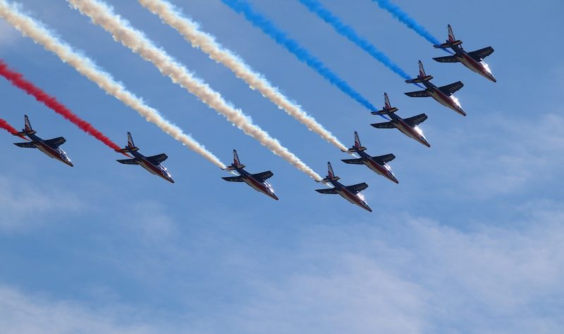 La patrouille de France en vol, 8 avions qui lache de la fumée bleu, blanche et rouge.