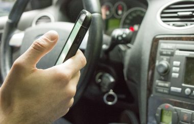 Le téléphone au volant est l'une des causes de distraction les plus fréquentes menant à des accidents de la route. Photo : Pixabay