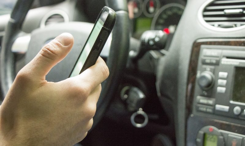 Le téléphone au volant est l'une des causes de distraction les plus fréquentes menant à des accidents de la route. Photo : Pixabay