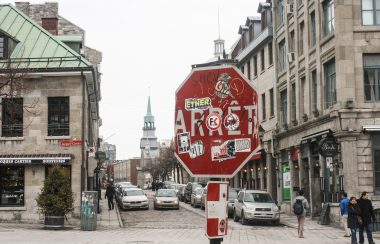 Panneau d'arrêt avec graffitis.