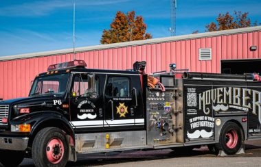 On peut voir le camion-pompe noir à la thématique « Movember » des pompiers du sud de la Baie Georgienne. Plusieurs inscriptions en lien avec la campagne sont sont inscrites en blanc sur le camion.