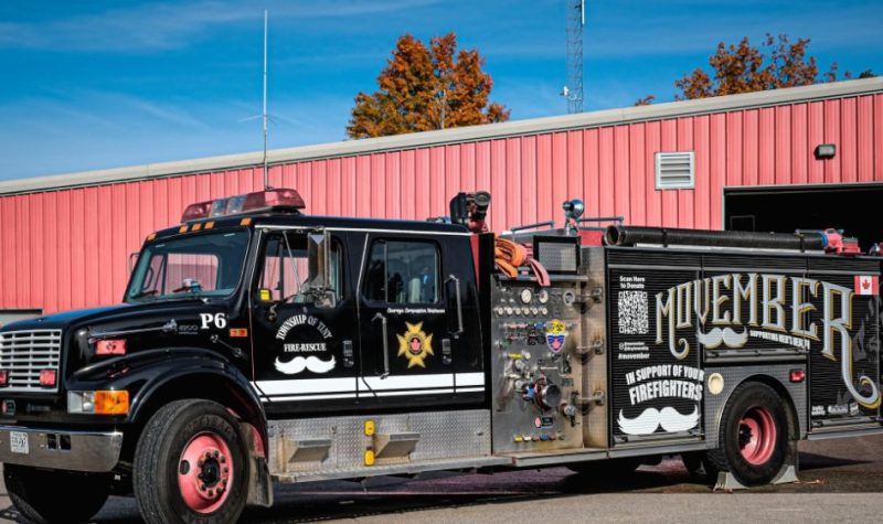 On peut voir le camion-pompe noir à la thématique « Movember » des pompiers du sud de la Baie Georgienne. Plusieurs inscriptions en lien avec la campagne sont sont inscrites en blanc sur le camion.
