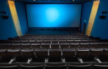 Salle de cinéma avec un écran géant devant